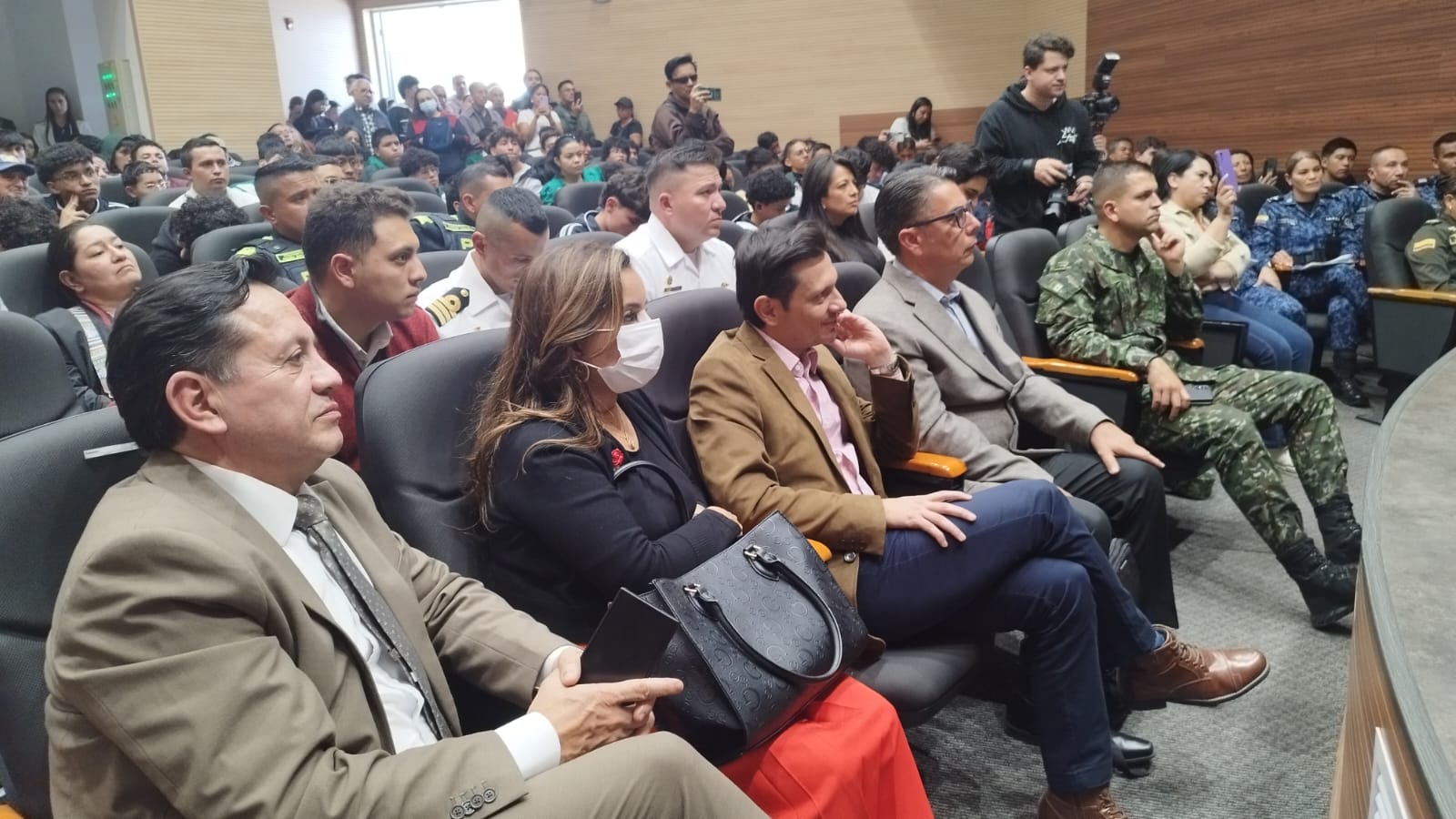 Foro sobre el servicio militar en Tunjuelito, Bogotá, organizado por el Partido MIRA con jóvenes