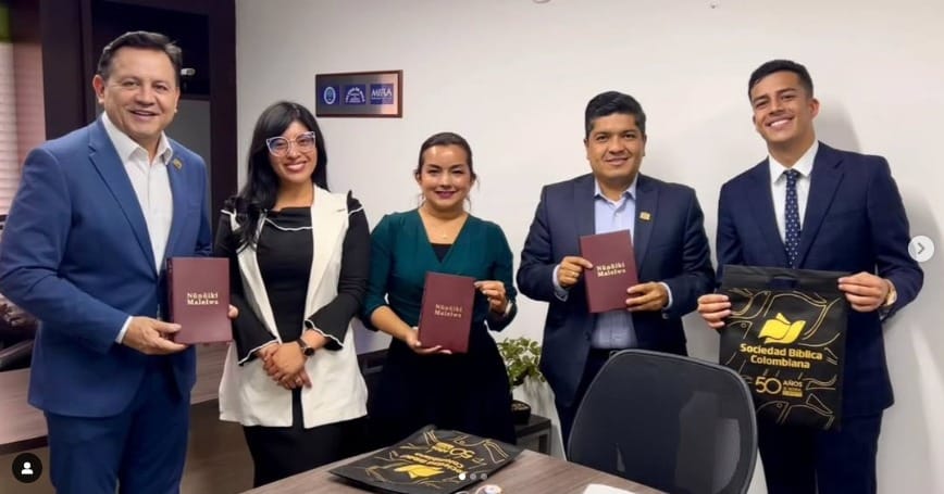 Biblia traducida al idioma Wayuunaiki presentada en reunión del Partido MIRA.