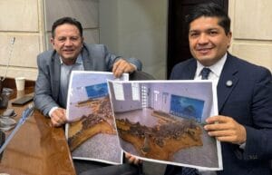 Fósil del Pliosaurio exhibido en un museo con paisaje de Sáchica, Boyacá, al fondo, destacando su patrimonio paleontológico.