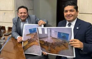 Fósil del Pliosaurio exhibido en un museo con paisaje de Sáchica, Boyacá, al fondo, destacando su patrimonio paleontológico.