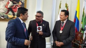 Senadores Manuel Virgüez y Carlos Eduardo Guevara reciben el Galardón Iberoamericano Martin Luther King en el Congreso de la República, entregado por ASIPEC.