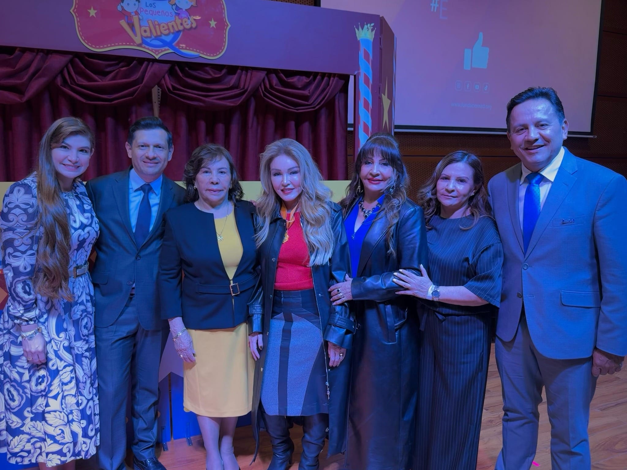 Congresistas del Partido MIRA celebran los 20 años de la Fundación RED junto a la doctora Alexandra Moreno Piraquive.