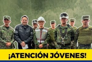 Jóvenes colombianos informándose sobre el servicio militar y oportunidades de estudio y carrera en las Fuerzas Militares