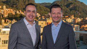 Concejales Samir Bedoya y Fabián Puentes del Partido MIRA en el Concejo de Bogotá.