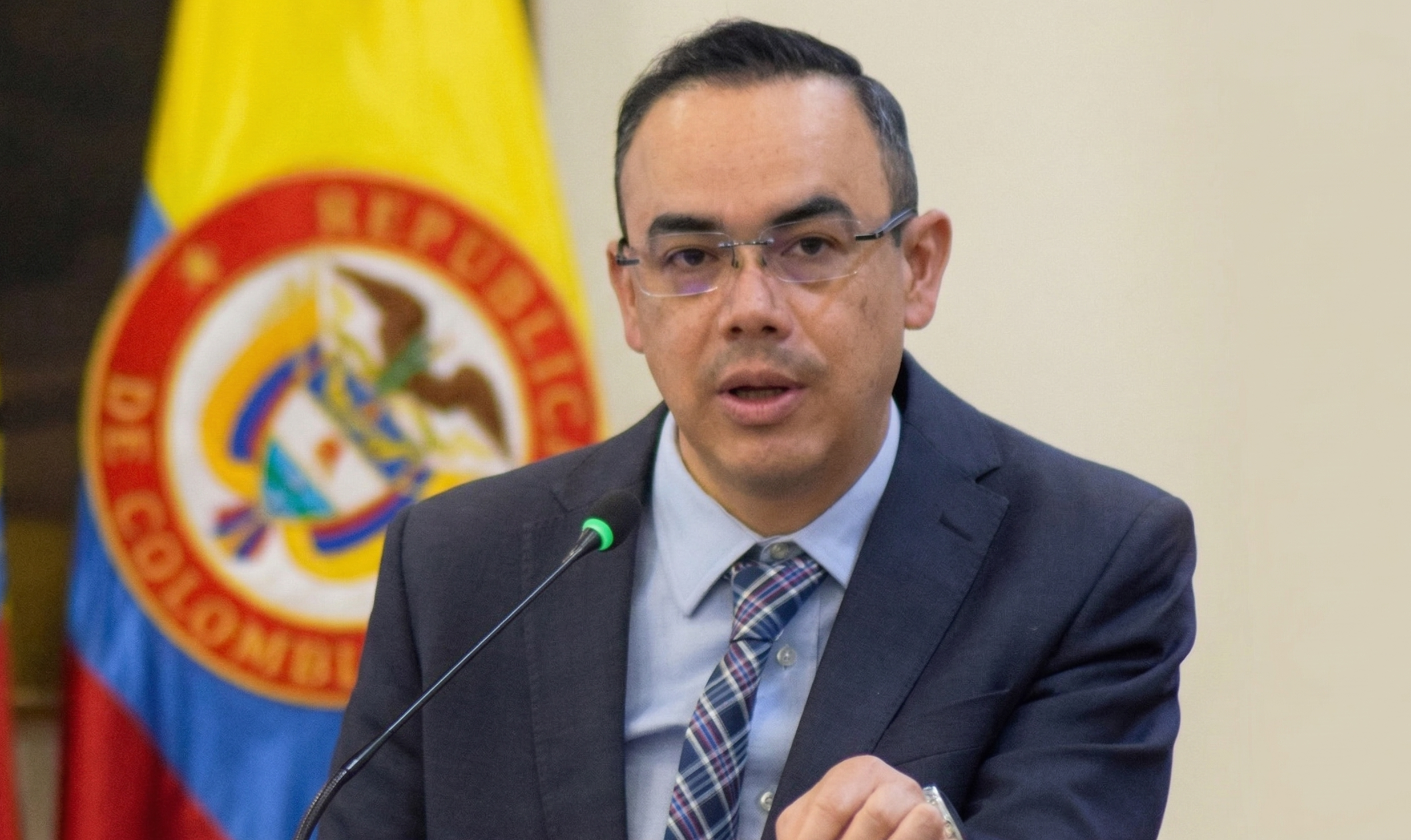 Concejal Fabián Puentes del Partido MIRA, denunciando la falta de infraestructura definitiva para el Multicampus Universitario de Suba.