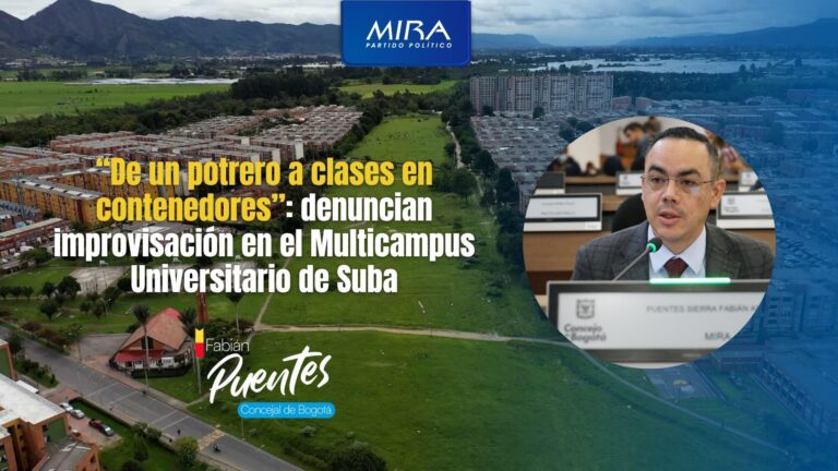 denuncia del Concejal Fabián Puentes (Partido MIRA) sobre el Multicampus de Suba. La imagen muestra una vista aérea de un terreno verde extenso rodeado de edificios residenciales con el titular: "De un potrero a clases en contenedores: denuncian improvisación en el Multicampus Universitario de Suba". Incluye la foto del Concejal en sesión y logos oficiales.