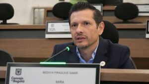 Concejal Samir Bedoya denunciando inoperancia por motos de policía almacenadas en bodegas de Bogotá.