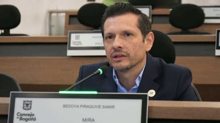 Concejal Samir Bedoya denunciando inoperancia por motos de policía almacenadas en bodegas de Bogotá.