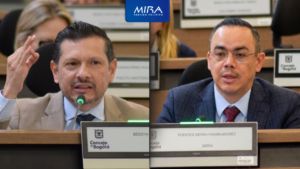 Concejales de Bogotá Fabián Puentes y Samir Bedoya del Partido MIRA durante debate de control político en el Concejo de Bogotá.