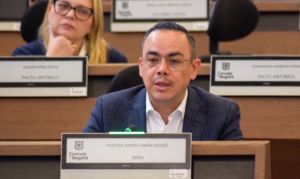 Concejal Fabián Puentes del Partido MIRA durante un debate en el Concejo de Bogotá sobre la protección del adulto mayor.