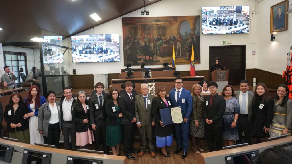 Representantes de Eros Sport & Moda junto a los concejales Samir Bedoya y Fabián Puentes Sierra, el Senador Carlos Eduardo Guevara y la Representante Irma Luz Herrera Rodríguez en la ceremonia de Nota de Estilo del Concejo de Bogotá