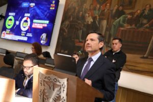 Concejal Samir Bedoya Piraquive exponiendo cifras de rezago en espacio público del Metro de Bogotá ante el Concejo.