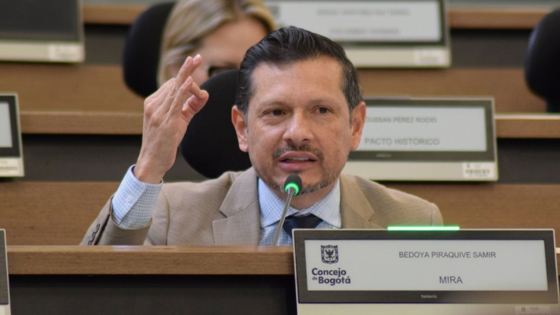 Concejal Samir Bedoya Piraquive del Partido MIRA interviniendo en el Concejo de Bogotá contra las objeciones de la alcaldía.