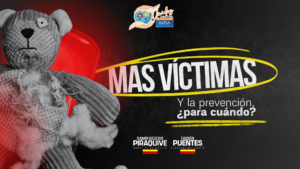 Un oso de peluche roto y desgastado sobre un fondo oscuro con iluminación roja, al lado del texto "MÁS VÍCTIMAS Y la prevención, ¿para cuándo?" y los nombres de los concejales Samir Bedoya Piraquive y Fabián Puentes.