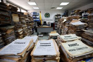 Oficina colmada de miles de carpetas y expedientes apilados de comparendos de convivencia represados en Bogotá. Título: comparendos-represados-inspecciones-policia-