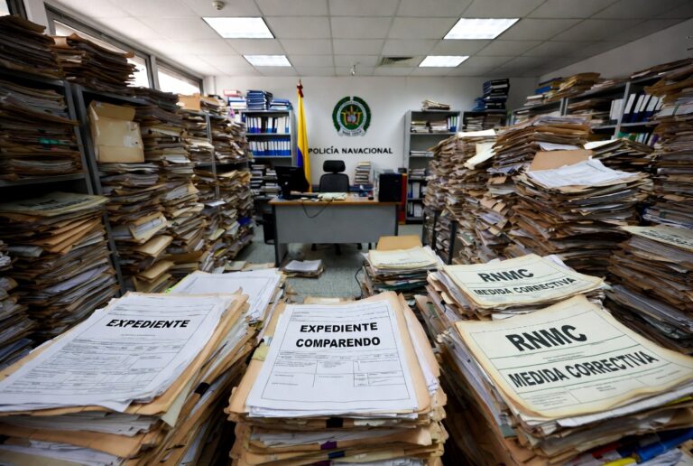 Oficina colmada de miles de carpetas y expedientes apilados de comparendos de convivencia represados en Bogotá. Título: comparendos-represados-inspecciones-policia-