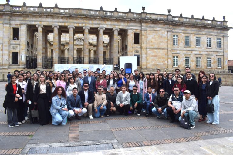Bancada del Partido MIRA junto a más de 100 jóvenes en la Plaza de Bolívar durante el lanzamiento de la campaña QueNosLlamen.