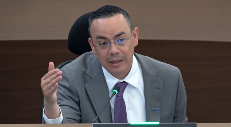 Concejal Fabián Puentes del Partido MIRA durante debate en el Concejo de Bogotá sobre el Multicampus de Suba