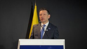 Concejal Samir Bedoya Piraquive del Partido MIRA interviniendo en foro de la Universidad EAN sobre la reforma tributaria de Bogotá.