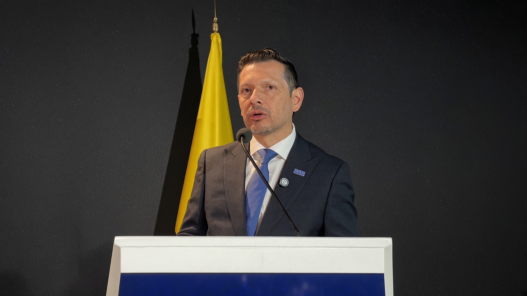 Concejal Samir Bedoya Piraquive del Partido MIRA interviniendo en foro de la Universidad EAN sobre la reforma tributaria de Bogotá.