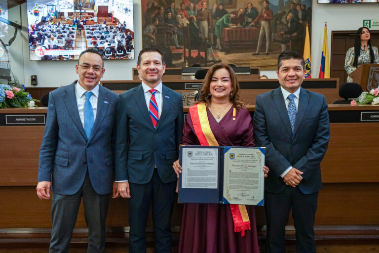 Irma Luz Herrera condecorada con la Orden Civil al Mérito José Acevedo y Gómez Gran Cruz en el Concejo de Bogotá junto a los concejales y el senador Carlos Eduardo Guevara.