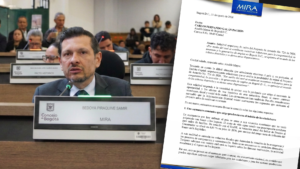 Concejal Samir Bedoya Piraquive del Partido MIRA en el Concejo de Bogotá interviniendo sobre el retiro de la reforma tributaria.