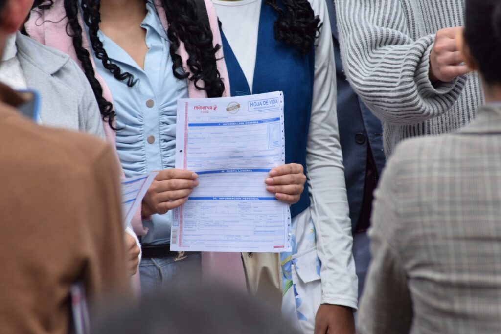 Jóvenes sostienen el documento de la propuesta QueNosLlamen para los Multicampus de Suba y Kennedy.