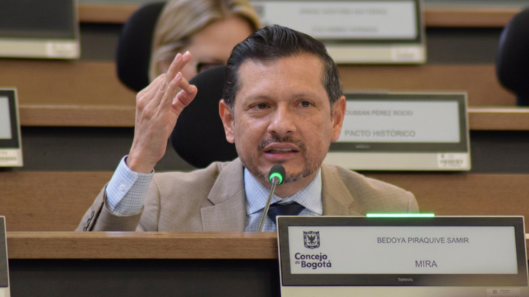 Concejal Samir Bedoya Piraquive interviniendo en el Concejo de Bogotá