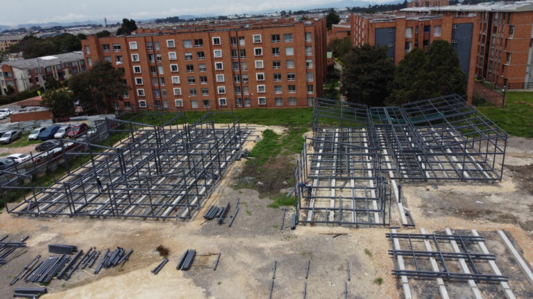 Estructura metálica de las aulas provisionales del Multicampus de Suba en construcción