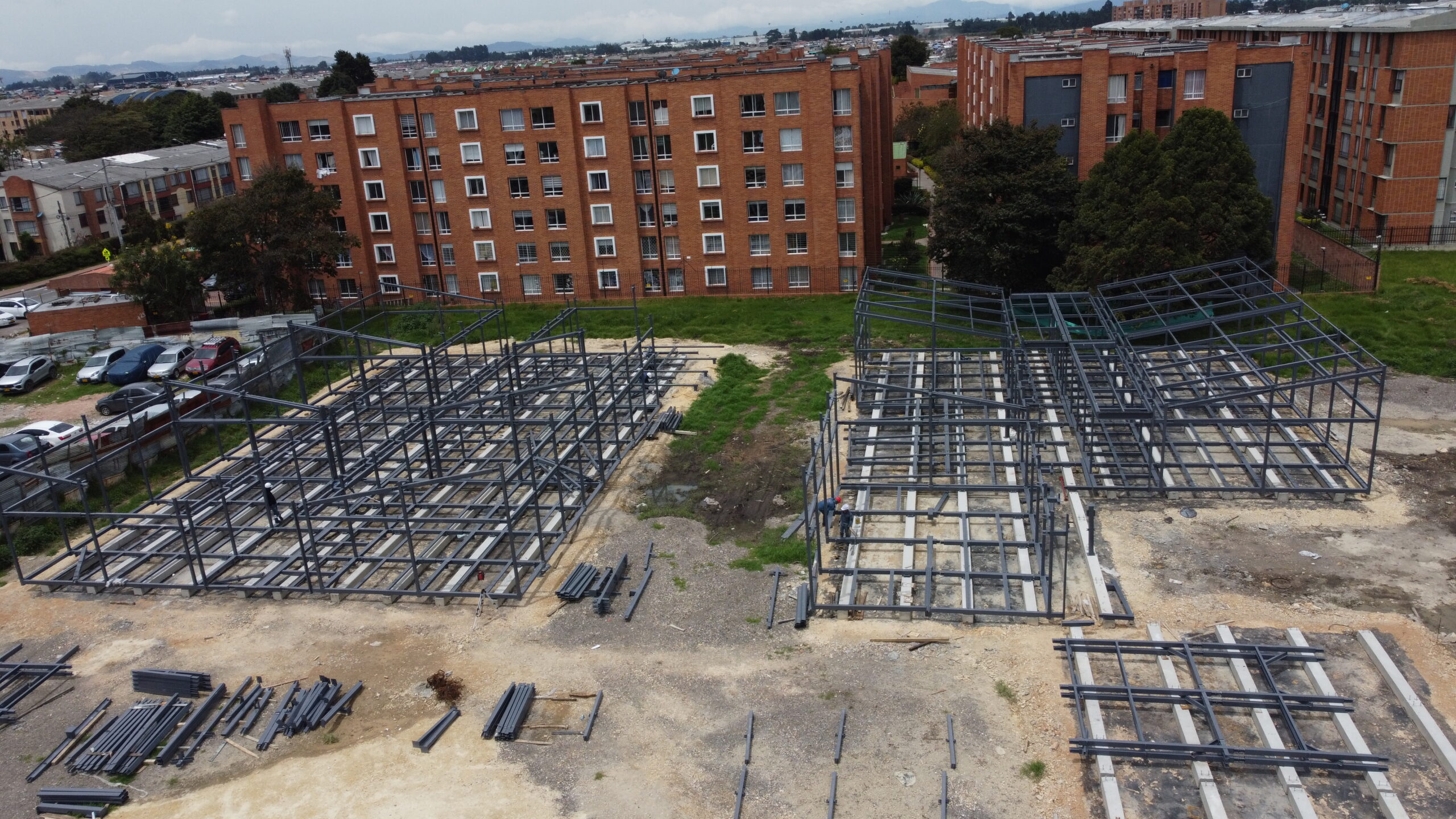 Estructura metálica de las aulas provisionales del Multicampus de Suba en construcción