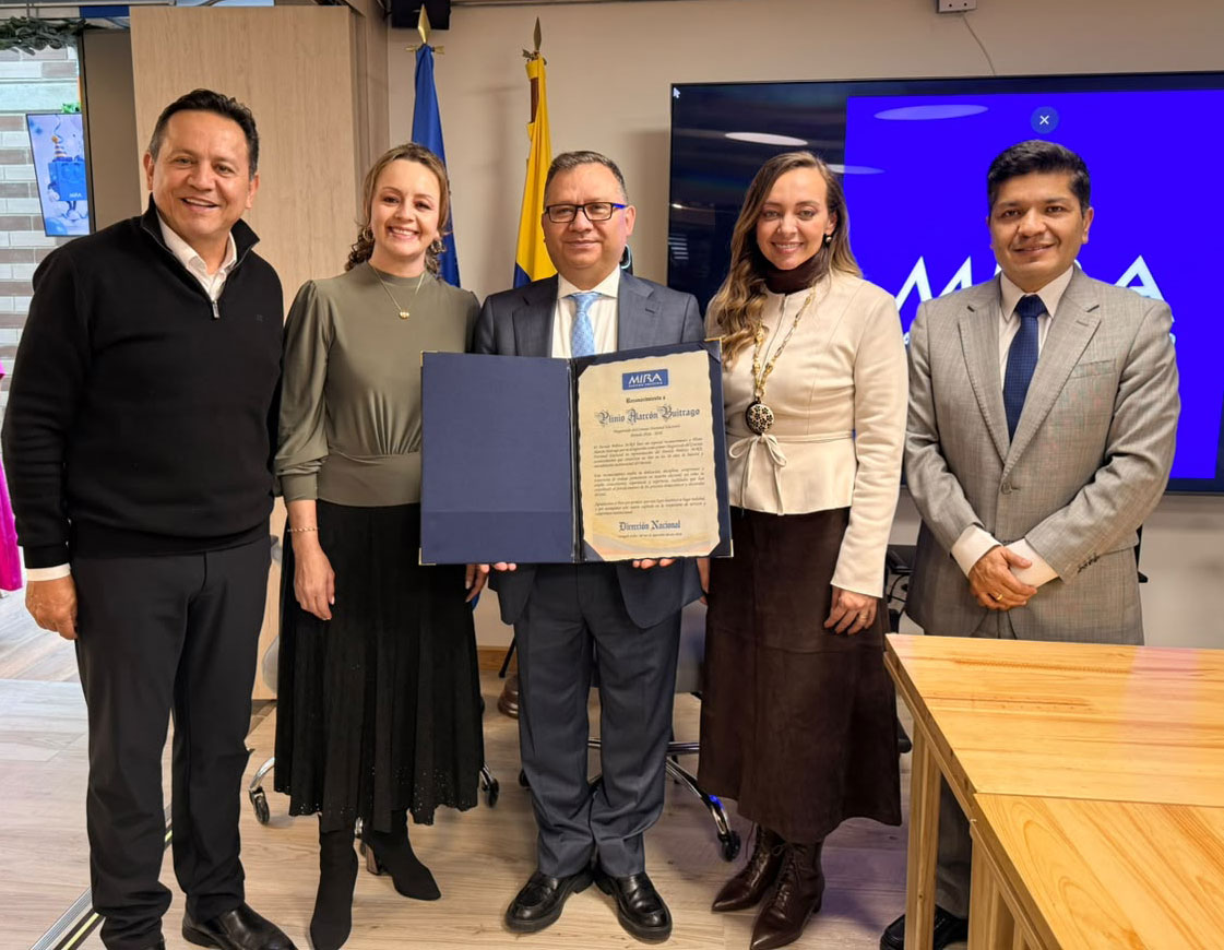 MIRA otorga reconocimiento a Alarcón, primer magistrado del CNE en representación del Partido